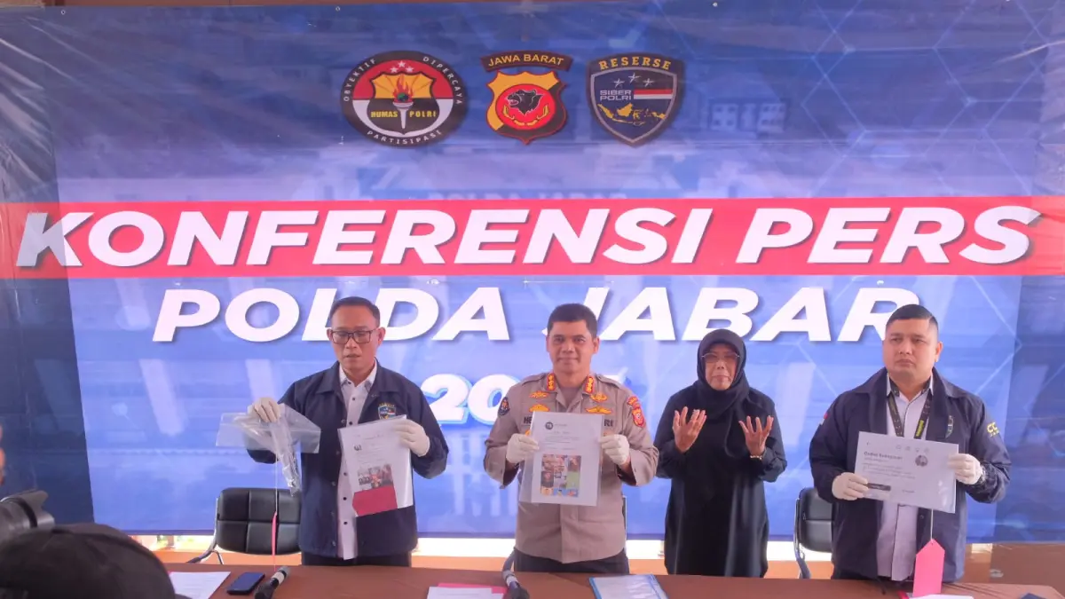 BERI PENJELASAN: Kabid Humas Polda Jabar Kombes Pol Hendra Rochmawan (dua dari kiri) menyampaikan keterangan dalam rilis di Mapolda Jabar, Kota Bandung.