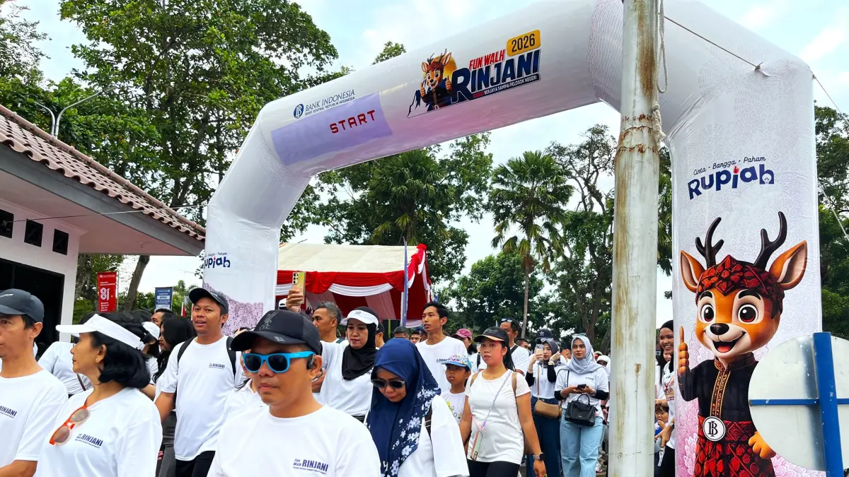 FUN WALK RINJANI: Ratusan peserta Fun Walk Rinjani dari industri perbankan, insan BI, dan mitra strategis yang dilepas di halaman Kantor KPwBI NTB, Sabtu pagi (8/8). (FERIAL/LOMBOK POST)