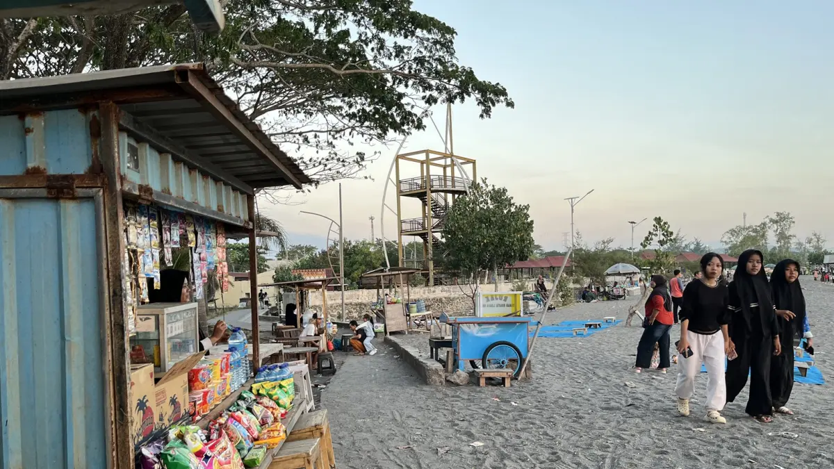 GERAKKAN OMZET: Lapak UMKM yang ada di Taman Loang Baloq, Mataram. Fenomena berburu golden hour ikut menggerakkan omzet pelaku UMKM setiap harinya. (FERIAL/LOMBOK POST)
