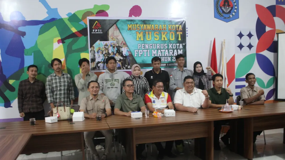 I Putu Sumerthayasa bersama perwakilan KONI Mataram dan pemilik suara usai Muskot FPTI Mataram. (PUJO/LOMBOK POST)