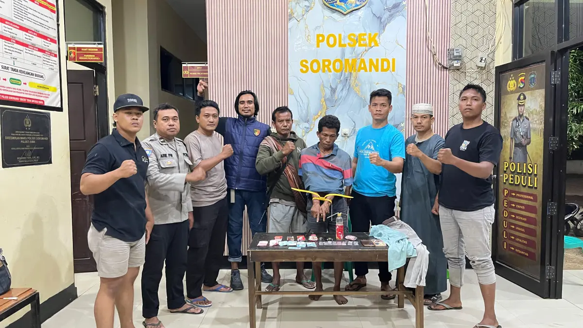 JN alias Uni diamankan bersama barang bukti sabu dan lainnya di Polsek Soromandi, Sabtu (8/8).