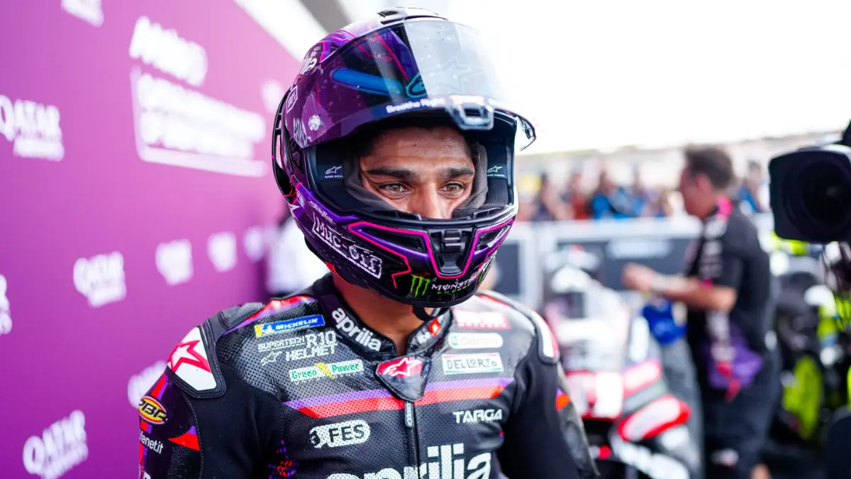 Jorge Martin rebut pole MotoGP Inggris 2026 sekaligus hancurkan rekor lap Bezzecchi di Silverstone. Bagnaia gagal Q2 dan start P16. (motogp.com)