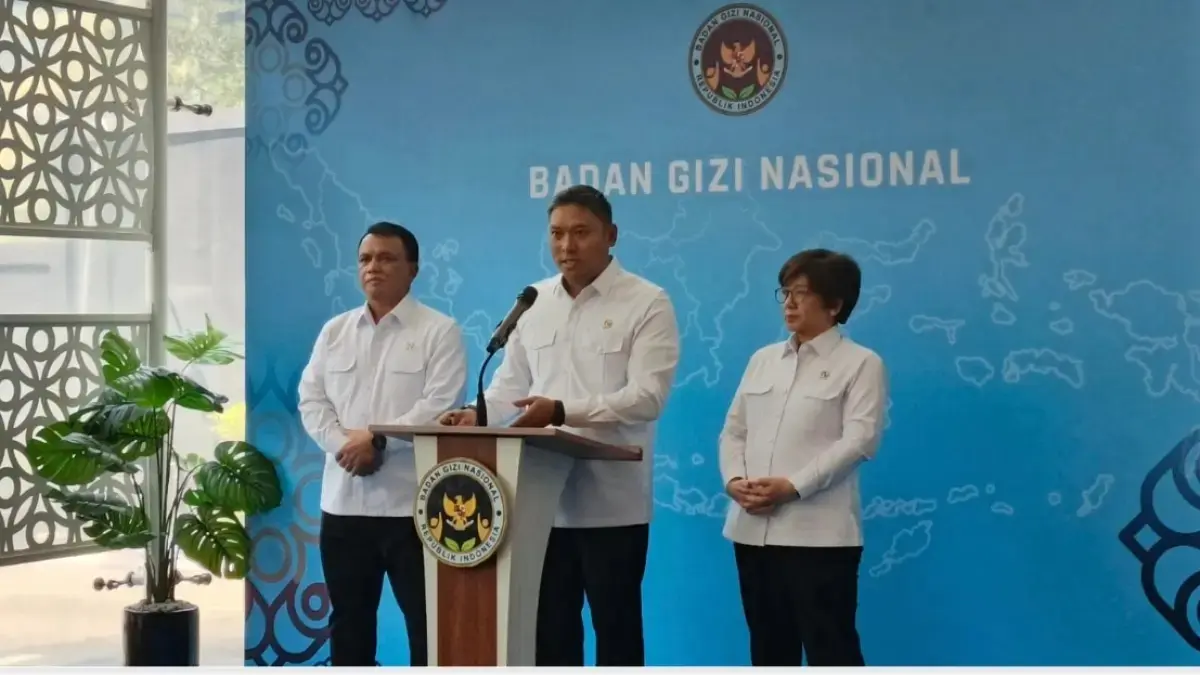 Kepala BGN Sudaryono beserta Wakil Kepala BGN saat konferensi pers di Kantor BGN, Jakarta, Senin (27/7)/(Dimas Choirul/Jawapos.com)