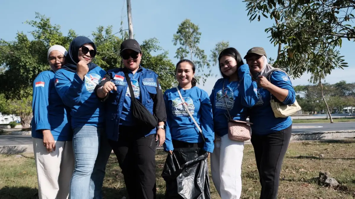 Kepala BPOKK DPP PDRI Sundani Wahyuningsih (tiga dari kiri) turun langsung ke lapangan memberikan dukungan moral dan tenaga di Alun-alun Tastura Praya, Loteng, Jumat (7/8). 