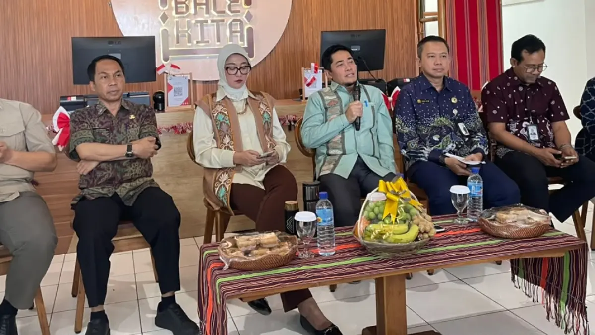 Kepala DPMPTSP NTB Irnadi Kusuma (tengah) menjelaskan realisasi investasi di NTB yang mencapai Rp 15,17 triliun, pada Triwulan II 2026 dalam temu media, di Gerai BALE KITA, Kamis (6/8). (YUYUN/LOMBOK POST)