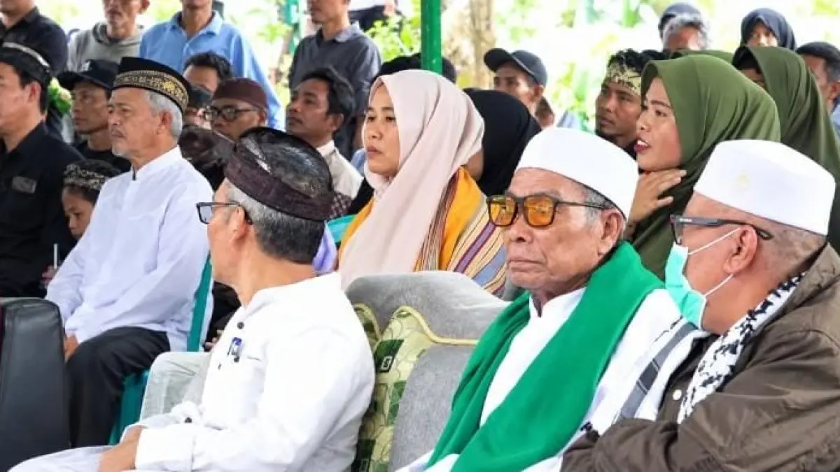 LAMA MENANTI: Warga mengikuti kegiatan penyerahan dokumen perbup tentang pembentukan Desa Persiapan Murangga, Rabu (5/8).