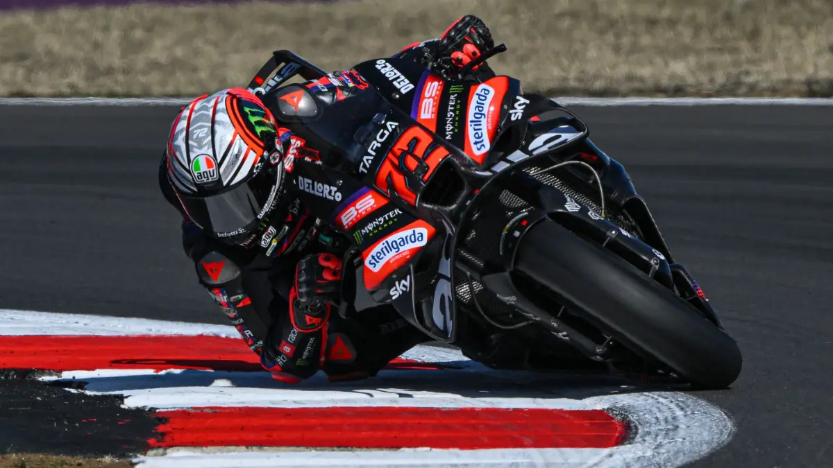 Marco Bezzecchi langsung menggila usai pulih dari cedera. Rider Aprilia pecahkan rekor lap Silverstone dan puncaki Practice MotoGP Inggris. (motogp.com)