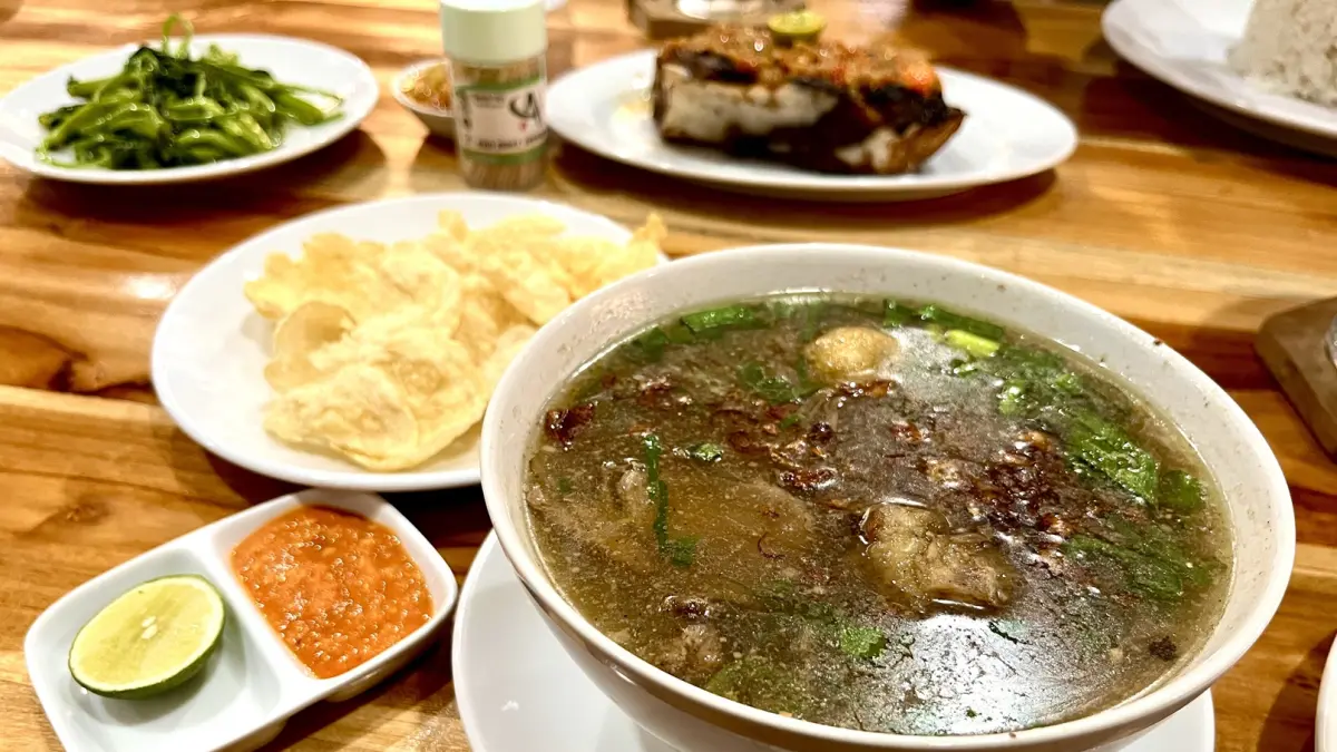 MENGGUGAH SELERA: Penampakan menu Soto Daging Ala Rumah Makan Pagesangan di Kota Mataram. (FERIAL/LOMBOK POST)