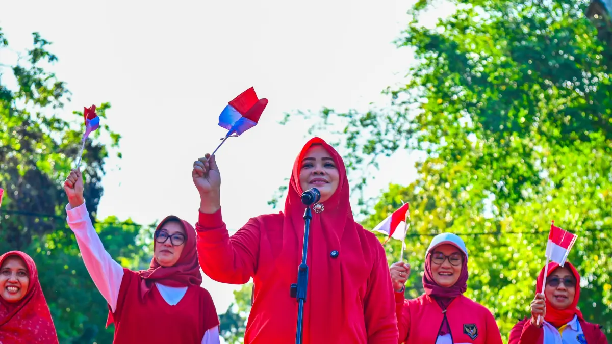MERDEKA: Wagub NTB Indah Dhamayanti Putri, Sinta Agathia, dan Noviani Danar Kinnastri saat menghadiri Gerakan Pembagian Bendera Merah Putih di Kota Mataram, Jumat (7/8).