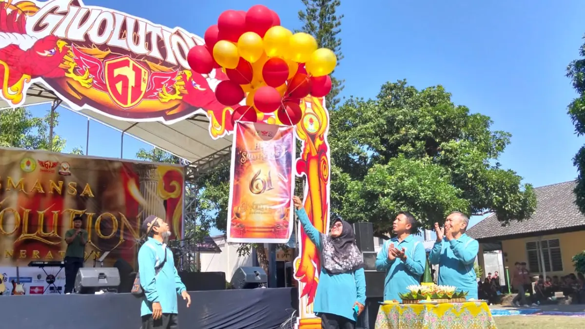 Meriah : Ceremonial puncak perayaan HUT SMAN 1 Selong. (Ist/Lombok Post)