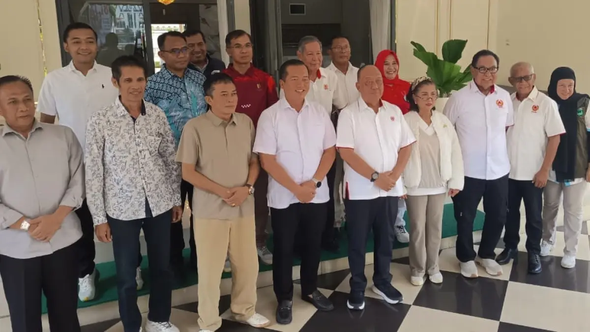 PERSIAPAN PON: Ketua Umum KONI Pusat Letjen TNI (Purn) Marciano Norman bersama Gubernur NTB Lalu Muhamad Iqbal dan jajaran KONI Pusat dan NTB, usai pertemuan di Mataram, Jumat (7/8). (YUYUN/LOMBOK POST)