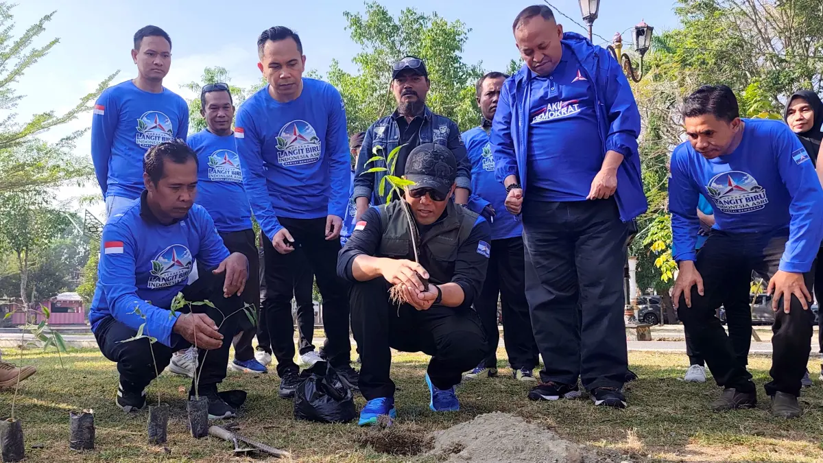 Plt Ketua DPD Partai Demokrat NTB Si Made Rai Edi Astawa (duduk jongkok) menanam bibit pohon gaharu di area Taman Alun-Alun Tastura Praya, Lombok Tengah, Jumat (7/8).