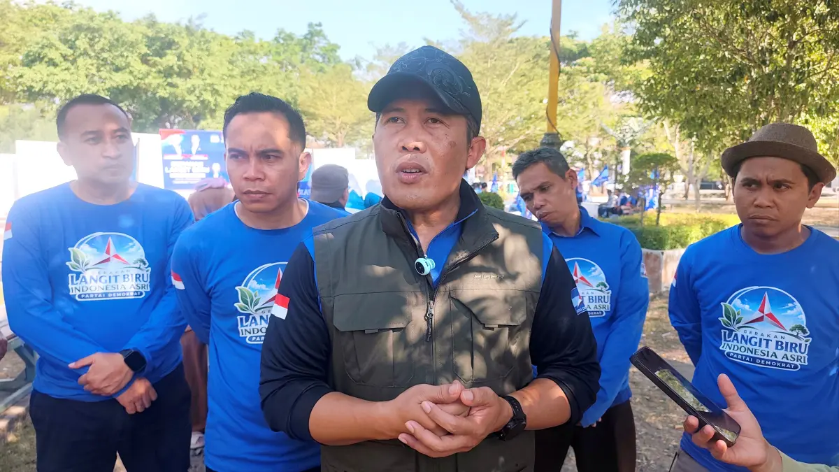 Plt Ketua DPD Partai Demokrat NTB Si Made Rai Edi Astawa (tengah) tanggapi soal IJU hendak temui AHY