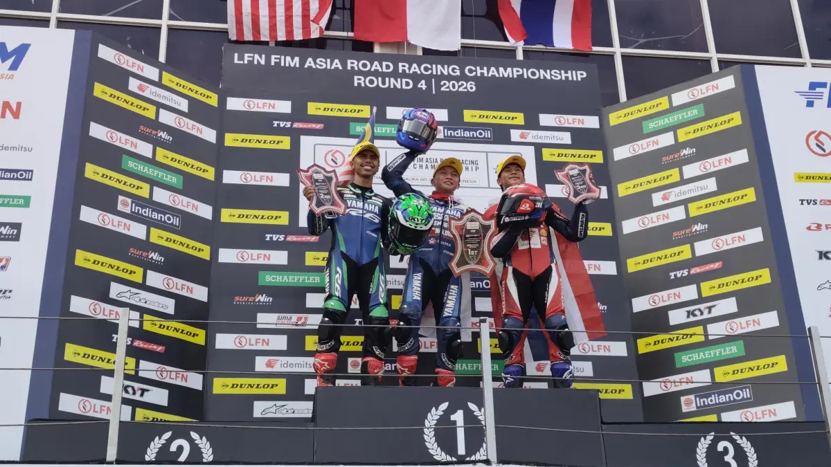 Race 1 kelas SuperSports 600cc (SS600), penampilan spektakuler ditunjukkan oleh Wahyu Nugroho (tengah) pada ajang ARRC 2026 di Sirkuit Internasional Mandalika, Sabtu (8/8). 