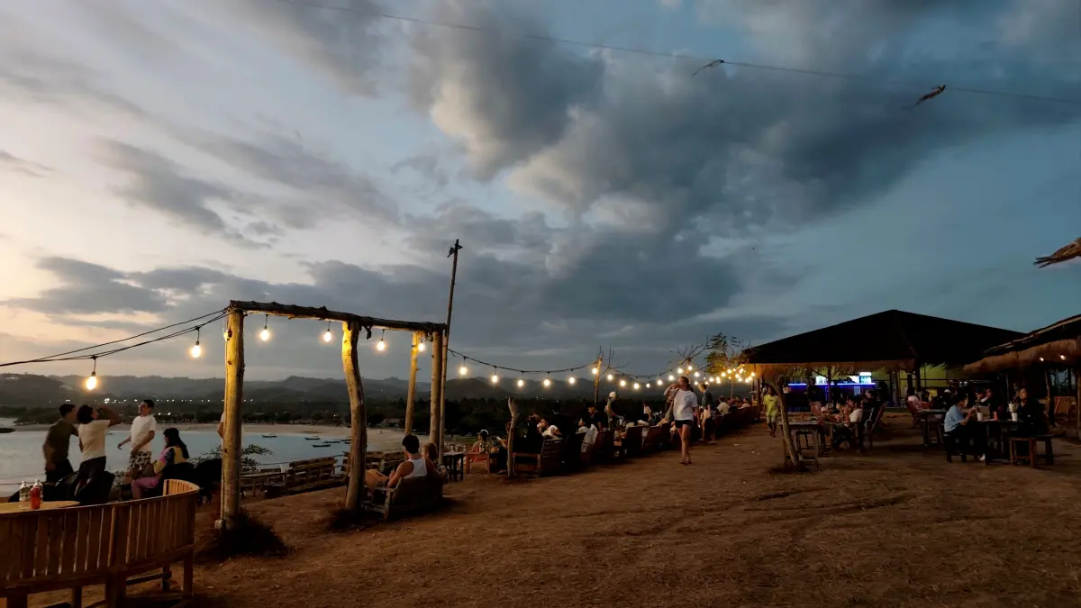 Ratusan pengunjung baik wisatawan asing dan lokal menikmati pemandangan alam dari atas bukit Josie Sunset Corner di Desa Kuta, Kecamatan Pujut, Lombok Tengah, Kamis (6/8).