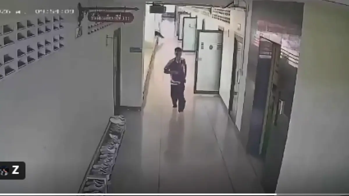 Rekaman memperlihatkan terduga pelaku penembakan di Debsirin Nonthaburi School, Thailand, sesaat setelah insiden penembakan terjadi. (Istimewa)