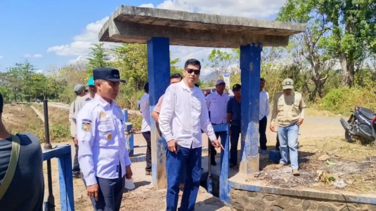 Rombongan Komisi II DPRD Sumbawa melakukan kunjungan lapangan ke sejumlah kawasan pertanian dan jaringan irigasi di Kecamatan Lape dan Lopok, Rabu (5/8).