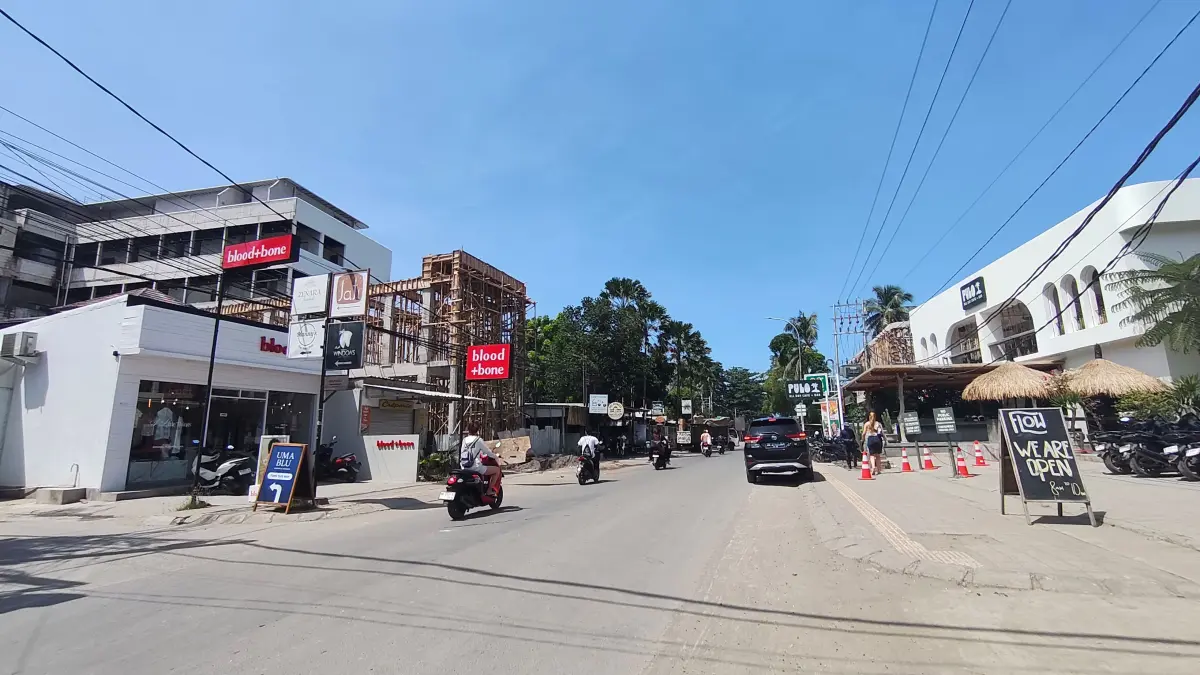 Sejumlagh kendaraan bermotor saat melintasi jalan wisata di Desa Kuta, Pujut, Lombok Tengah, beberapa waktu lalu.
