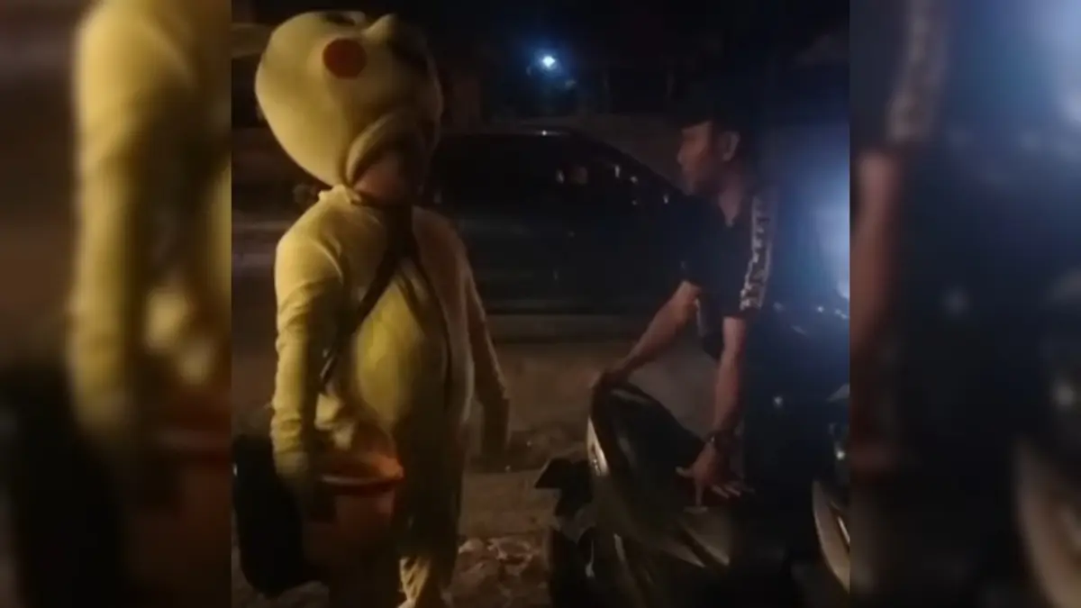Tim Satgas Sosial Dinas Sosial Kota Mataram melakukan penjangkauan terhadap seorang badut jalanan yang diduga mencatut nama Dinas Sosial saat beraktivitas di jalan Ahmad Yani, Kota Mataram.
