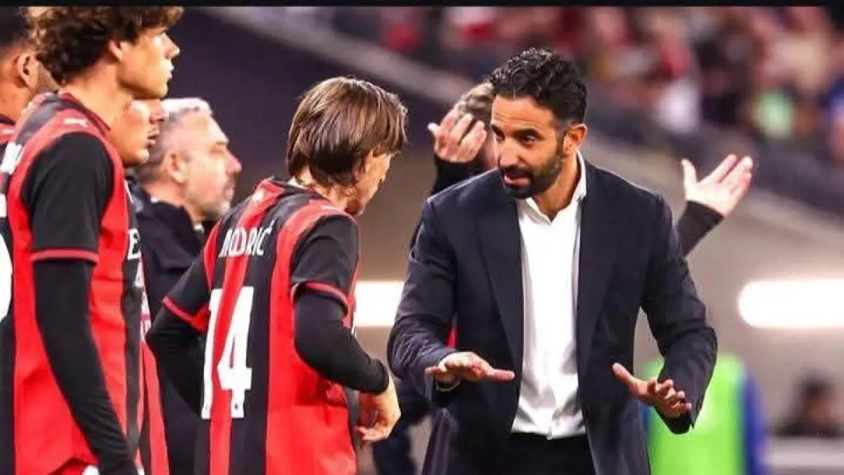 TRANSFER TAKTIK: Pelatih AC Milan Ruben Amorim memberi arahan pada Luka Modric. (Istimewa) 