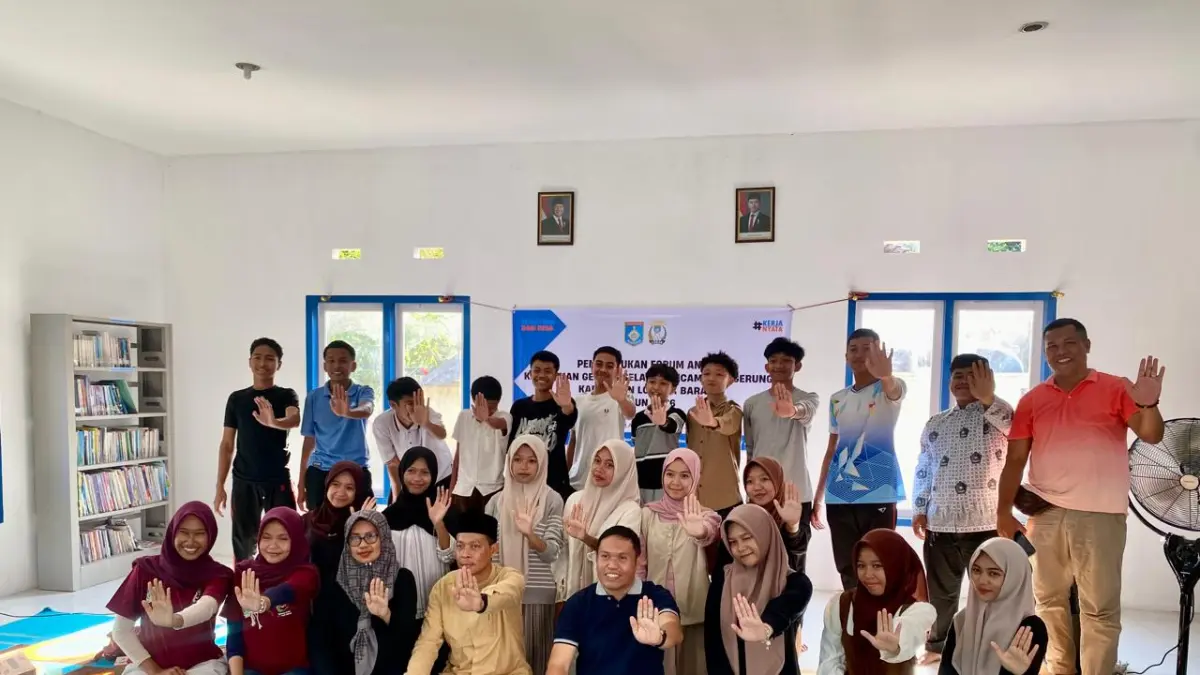 WADAH ASPIRASI:Perwakilan Dinsos P3A Lobar bersama Lurah Gerung Selatan dan Pengurus Forum Anak foto bersama usai acara pembentukan Forum Anak Kelurahan Gerung Selatan, Jumat (7/8). (Foto: Toni/Lombok Post)
