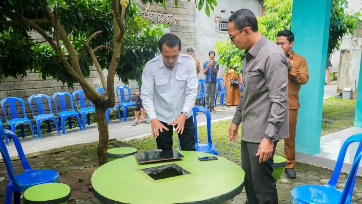 Wali Kota Mataram Mohan Roliskana saat meninjau langsung tempah dedoro di Lingkungan Marong Karang Tatah.
