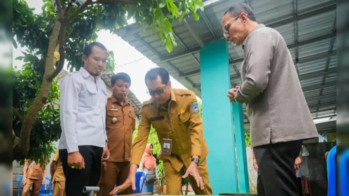  Wali Kota Mataram Mohan Roliskana, Sekda Kota Mataram Lalu Alwan Basri, Kepala Dinas Lingkungan Hidup Kota Mataram Nizar Denny Cahyadi, dan pejabat lainnya saat mengunjungi Tempah Dedoro yang berada di Lingkungan Marong Karang Tatah. 