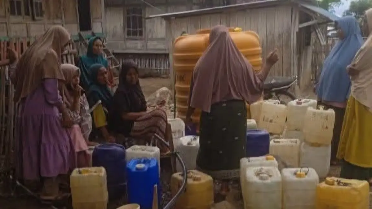 Warga Dusun Ndanondere, Desa Bajo, Kecamatan Soromandi, Bima, sedang mengantre air di salah satu bak penampung, belum lama ini. (Facebook Muhammad Afllah)