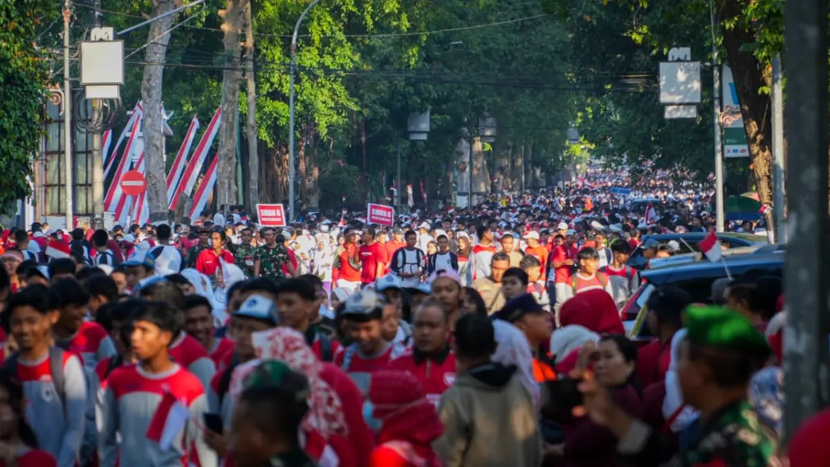 Warga Kota Mataram yang tumpah ruah ke jalan-jalan ibu kota untuk merayakan parade Bendera Merah Putih. 