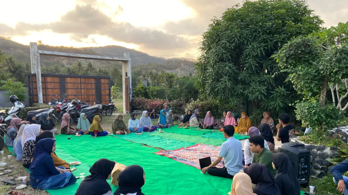 AKTIF BERKEGIATAN: Perempuan di Desa Gapuk sangat aktif melakukan berbagai kegiatan lingkungan masyarakat. (IST/LOMBOK POST)