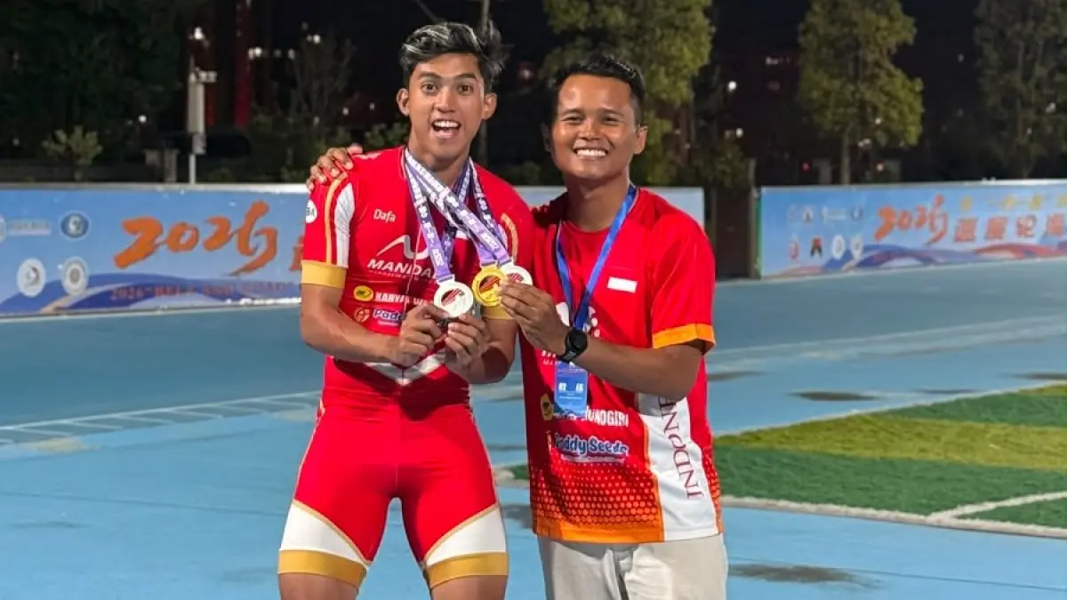 Atlet sepatu roda Lalu Dafa Maulana Rahman (kiri) didampingi Coach Yosua Puguh Wibowo usai berlaga di China.