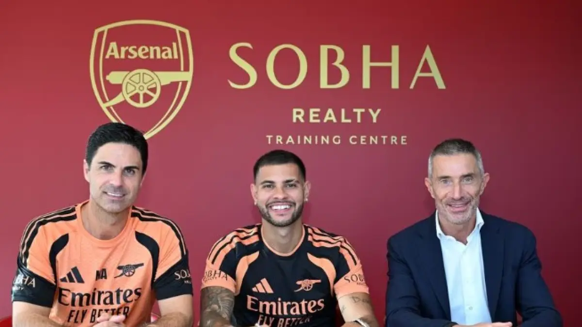 Bruno Guimaraes (tengah) menandatangani kontrak bersama Arsenal. (ARSENAL.COM)