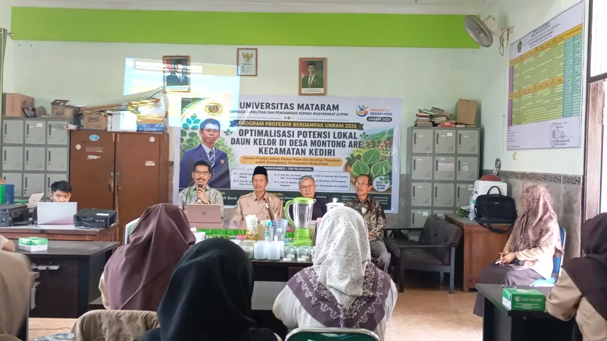 INOVASI: Ketua Tim Profesor Berdampak Unram Prof Agus Ramdani (pegang mik) bersama Kepala MTsN 2 Lobar H Abdul Azis Faradi (pakai peci) pada pelatihan proses pembuatan sabun dari daun kelor di MTsN 2 Lobar, Sabtu (8/8).