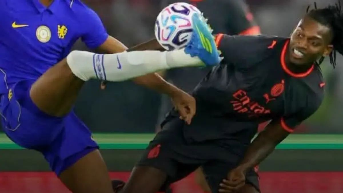 KALAH KELAS: Rafael Leao berebut bola dengan pemain Chelsea, dalam laga itu AC Milan kalah 0-3.(Istimewa) 