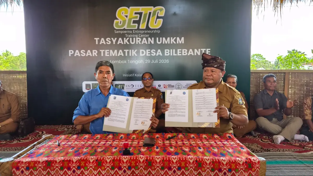 KERJA SAMA: Kepala SMKN 1 Tarano Andi Fauzih (kiri) dan Kepala SMKPPN Mataram Sugiarta menunjukkan MoU, belum lama ini. Dua SMK perkuat pendidikan vokasi agribisnis di NTB.