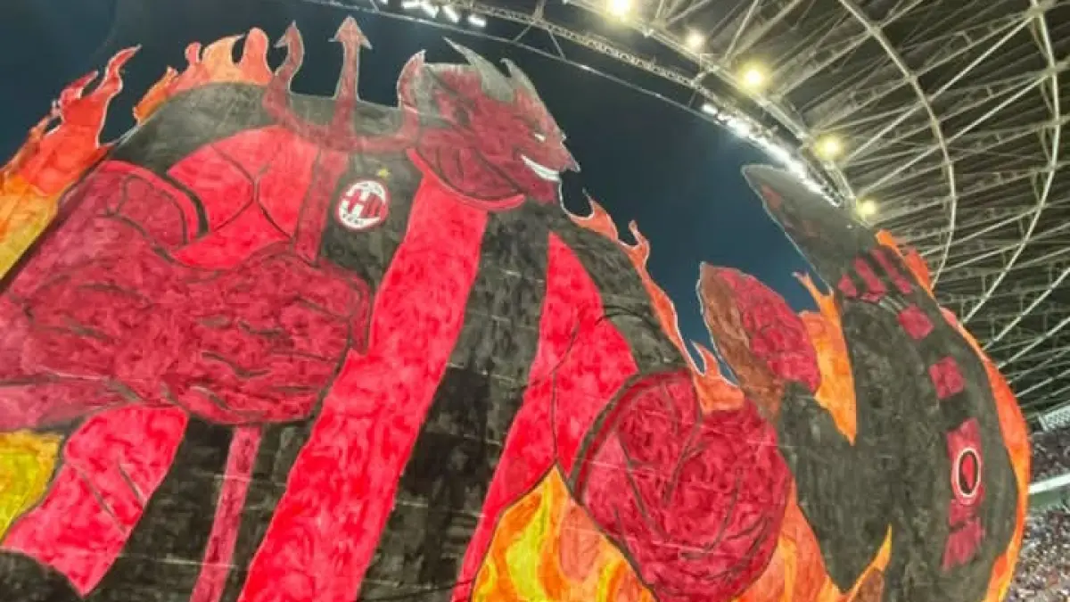 KREATIF: Koreografi raksasa yang dibentangkan fans AC Milan di Gelora Bung Karno saat laga kontra Chelsea. (Istimewa) 