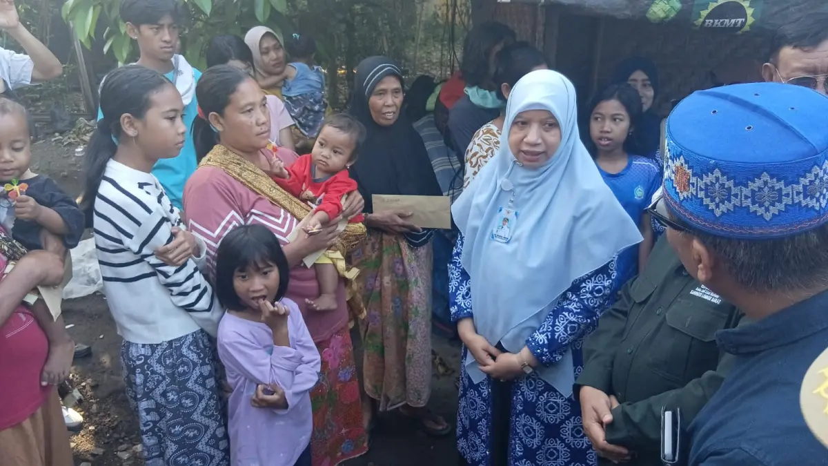 KUNJUNGI KORBAN: Wabup Lobar Nurul Adha (Tengah) saat berbincang dengan korban kebakaran di Desa Presak, Kecamatan Narmada, Kamis (6/8). (NURUL/LOMBOK POST)
