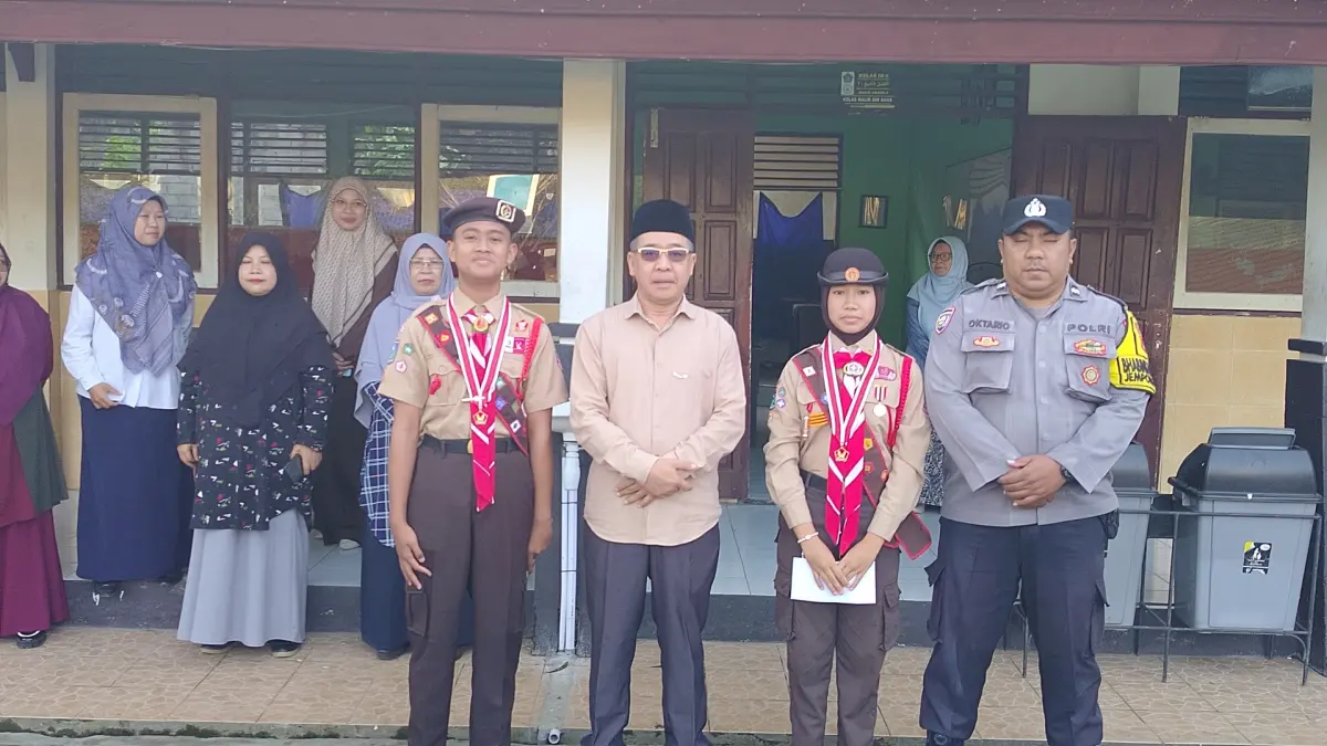 MEMBANGGAKAN: Kepala MTsN 3 Mataram H Marzuki (pakai peci) foto bersama siswanya yang menjadi wakil daerah pada Jambore Nasional XII pada saat pelepasan di madrasah setempat, Sabtu (8/8).