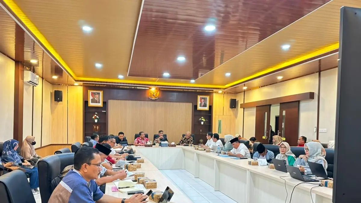 Rapat koordinasi bersama seluruh kepala OPD, kepala bagian, dan camat di bawah koordinasi Keasistenan Administrasi Pemerintahan guna mempercepat implementasi Monitoring, Controlling, Surveillance for Prevention (MCSP), di Ruang Rapat Dinas Pemberdayaan Masyarakat dan Desa (DPM), Jumat (7/8/2026).