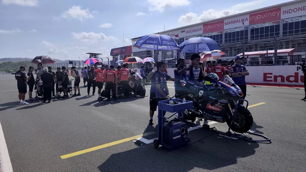 Para pembalap Indonesia bersiap di masing-masing kuda besinya saat race 1 kelas SS600 Asia Road Racing Championship 2026 putaran keempat di Sirkuit Internasional Mandalika, Sabtu (8/8). 