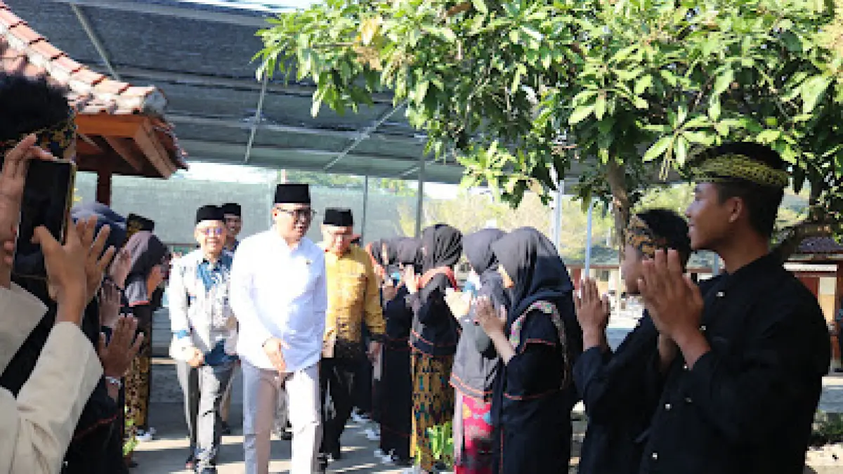 PENDIDIKAN KARAKTER: Para siswa MTsN 3 Mataram mengenakan pakaian adat menyambut Kepala Kanwil Kemenag NTB H Zamroni Aziz saat menghadiri workshop KBC dan launching Begibung Digital, pekan lalu.