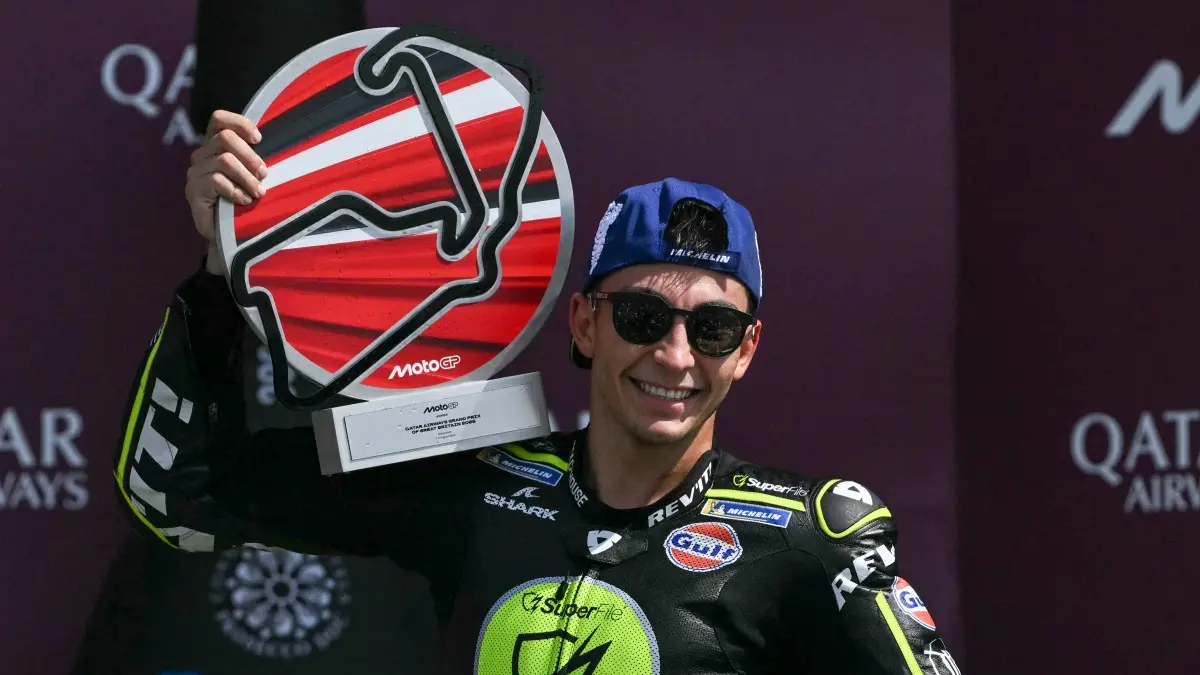 Raul Fernandez menang GP Inggris di Silverstone dan jadi pemenang berbeda ke-12. Jorge Martin finis kedua dan kokoh di puncak klasemen. (Photo by AFP)