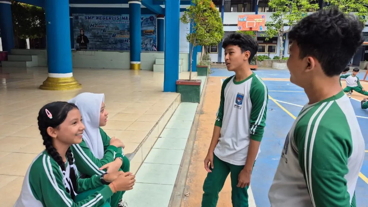 SALING MENGHARGAI: Sejumlah siswa SMPN 15 Mataram asyik mengobrol di halaman sekolah, baru-baru ini.