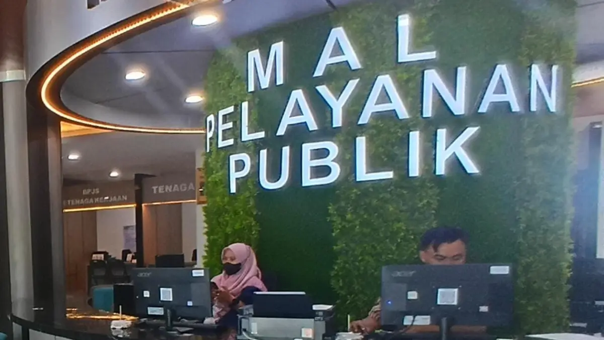 TERPADU: Petugas informasi MPP Lobar berada di kantor MPP DPMPTSP Lobar, Kamis (6/8). (NURUL/LOMBOK POST)