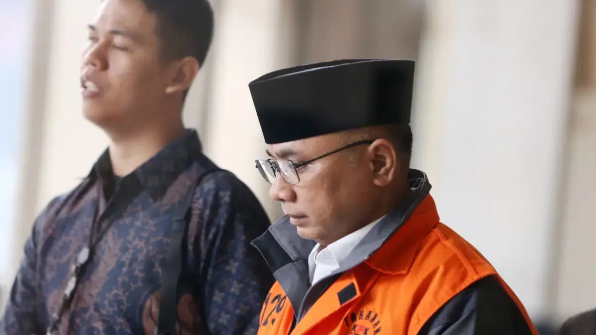 Tersangka kasus dugaan korupsi Yaqut Cholil Qoumas berjalan menuju mobil tahanan usai menjalani pemeriksaan di Gedung Merah Putih KPK, Jakarta, Jumat (19/6/2026). (Dery Ridwansah/ JawaPos.com)