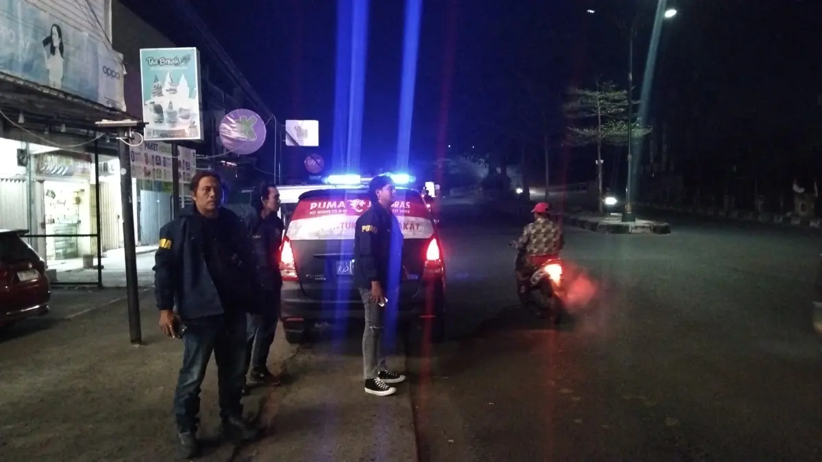 Tim Puma Jatanras Polda NTB saat berpartisipasi di salah satu ruas jalan di Kota Mataram, Sabtu malam (8/8).