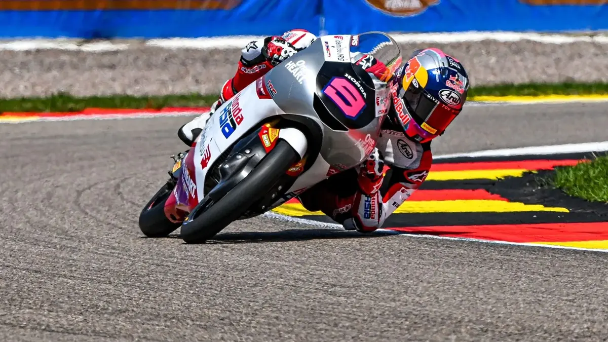 Veda Ega Pratama finis kesembilan di Moto3 Inggris. Rookie Indonesia itu kembali mengamankan posisi Top 10 dan mendekati 5 besar klasemen. (motogp.com)