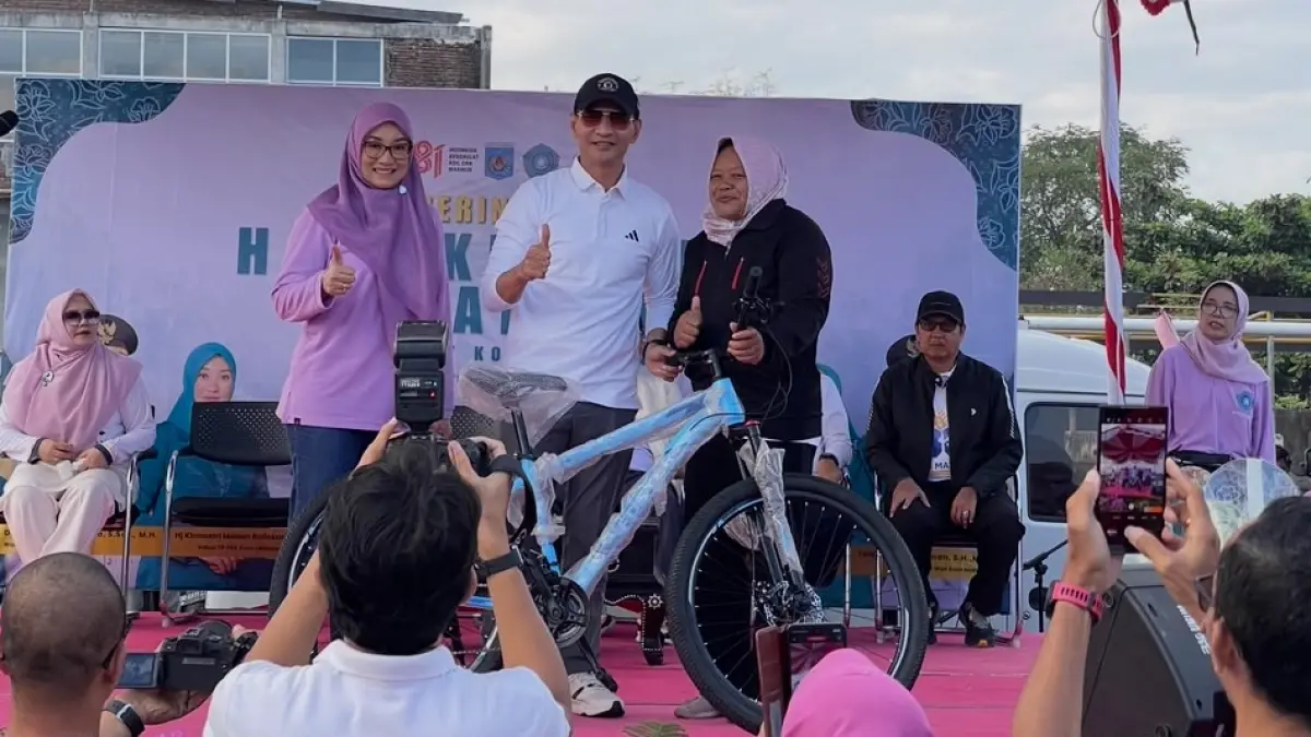Wali Kota Mataram Mohan Roliskana dan Ketua TP PKK Kota Mataram Kinnastri Mohan Roliskana menyerahkan hadiah sepeda pada pemenang undian. 