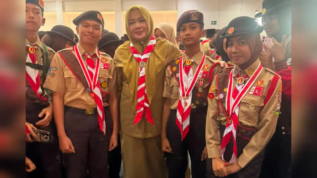 Lalu Kenzi Al Aqsha (dua dari kanan), berfoto dengan Wagub NTB Indah Dhamayanti Putri,  usai pelepasan kontingen Kwartir Daerah Gerakan Pramuka NTB yang akan mengikuti Jamnas XII Tahun 2026, di Gedung Graha Bhakti Praja, Kantor Gubernur NTB, Senin (10/8). (DOK.PRIBADI)