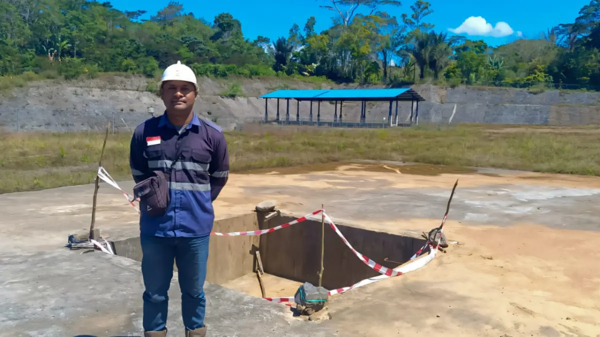 Alvin Menge, tenaga kerja lokal yang bertugas sebagai pengawas proyek, saat berada di depan Wellpad D PLTP Mataloko. Ia berharap penyerapan tenaga kerja lokal semakin meningkat seiring berjalannya pembangunan hingga PLTP Mataloko nantinya beroperasi.